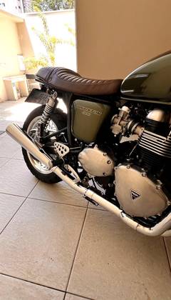 TRIUMPH THRUXTON 